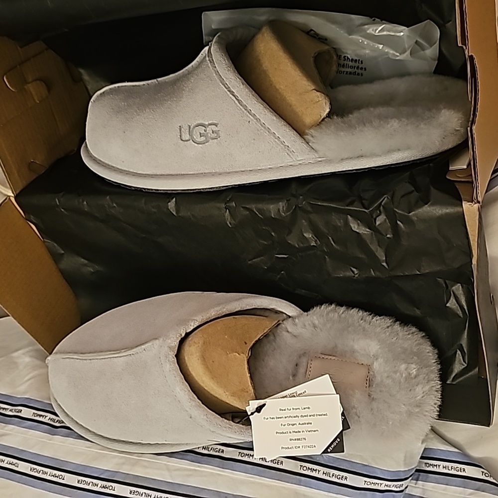 Mens size 7 Womens 9 Ugg Scuff